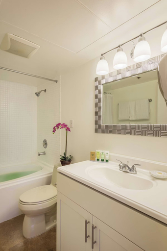 Bathroom 4, Aston at the Executive Centre Hotel, Honolulu