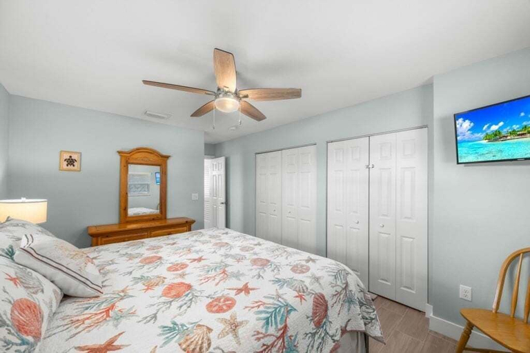 Room 2, Seashells Unit 06 2 Bedroom Condo, Lee