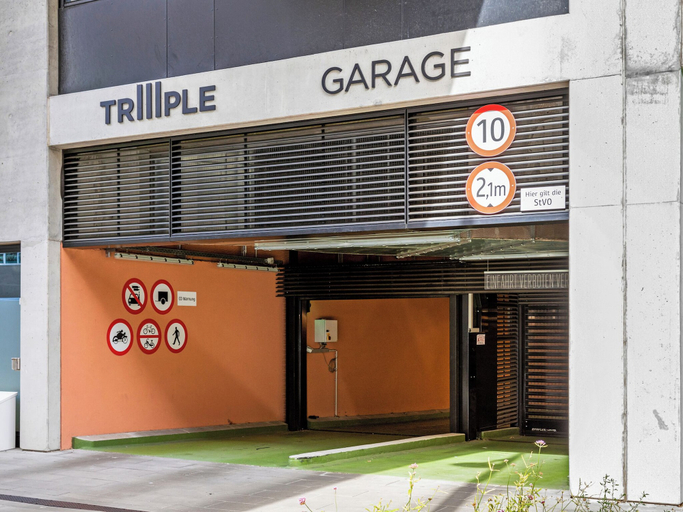 Parking, Penthouse Apartment with Rooftop Pool, Wien