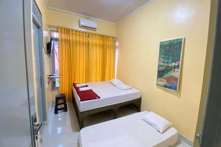 Room 2, OYO 95136 Jec Plumbon Homestay Syariah, Bantul