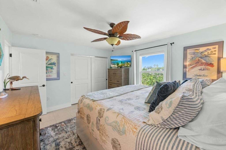 Room 3, Seashells Unit 37 2 Bedroom Condo, Lee