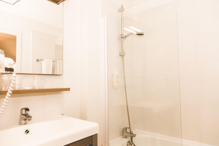Bathroom 4, Terres de France - Appart'Hotel Quimper Bretagne, Finistère