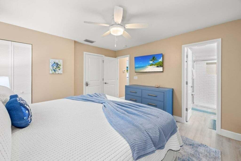 Room 3, Seashells Unit 40 - Crooked Palm 2 Bedroom Condo, Lee