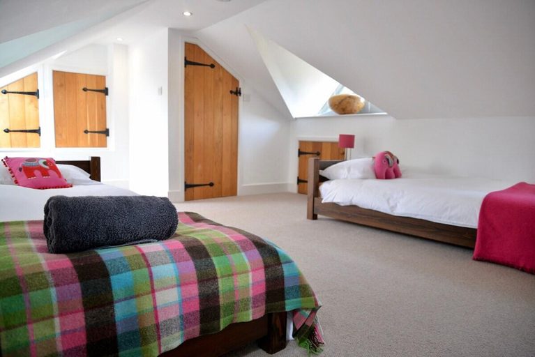 Bedroom 2, Chichester Cottage @ Graingers, West Sussex