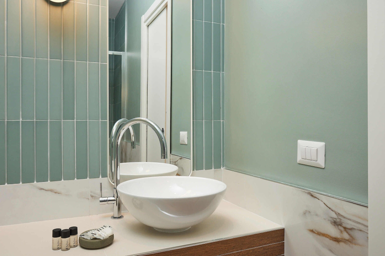 Bathroom 4, Dem Hotel, Roma