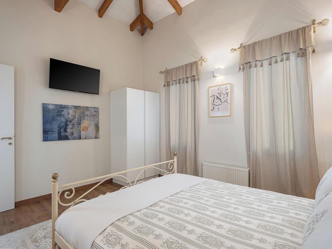 Room 5, Dante e Allegra by Villaspo Homes, Crete