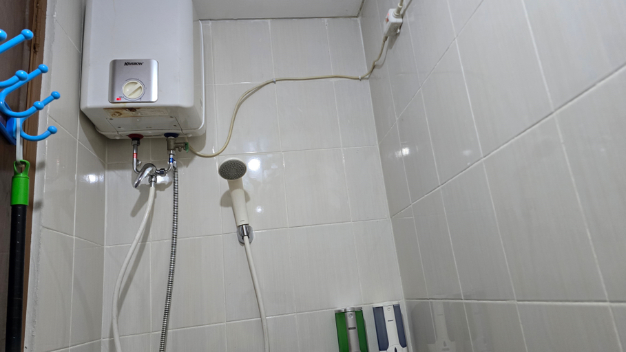Bathroom 5, Studio5 @GrandIcon free Disney+ next to Ibis Style, Bekasi