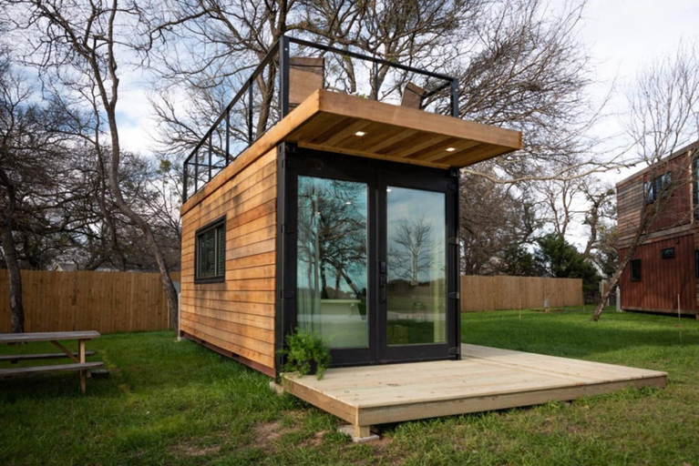 Room 3, The Classic Tiny Cargohome 12 min to Magnolia Silos Baylor, McLennan