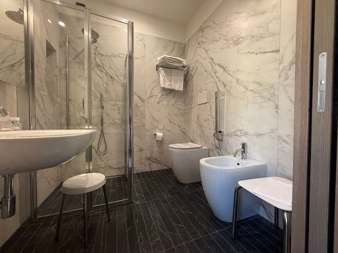 Bathroom 5, Hotel Maiuri, Napoli