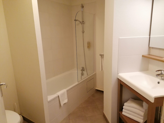 Bathroom 4, Terres de France - Appart'Hotel Quimper Bretagne, Finistère