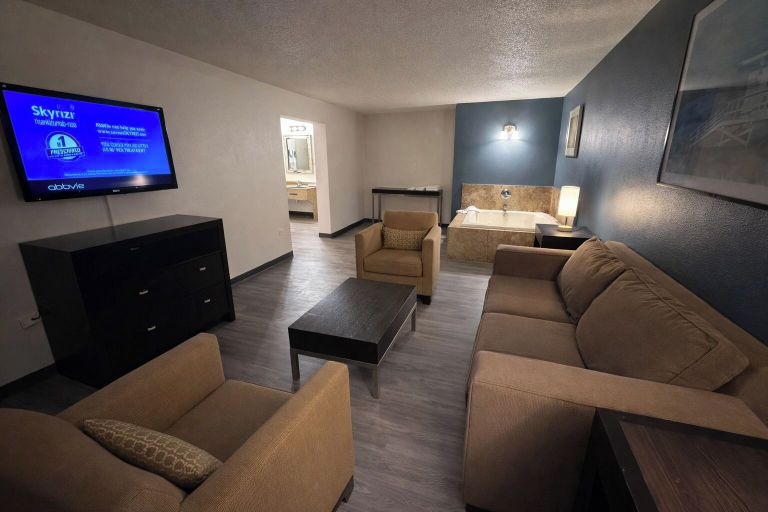 Others 3, Express Inn & Suites, Hunt