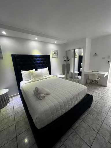 Bedroom 4, Douglas Highway Hotel