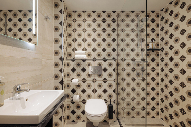 Bathroom 4, Leonardo Hotel Rotterdam Savoy, Rotterdam