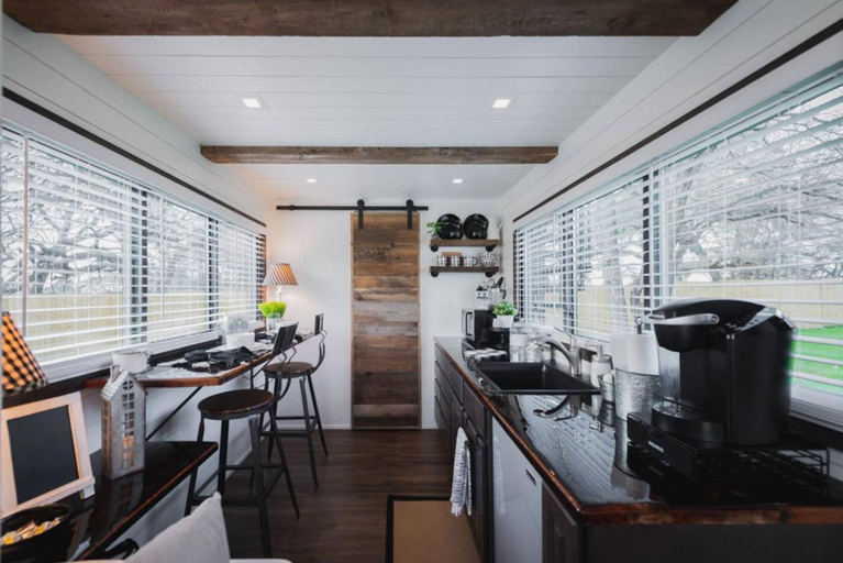 Room 5, The Classic Tiny Cargohome 12 min to Magnolia Silos Baylor, McLennan