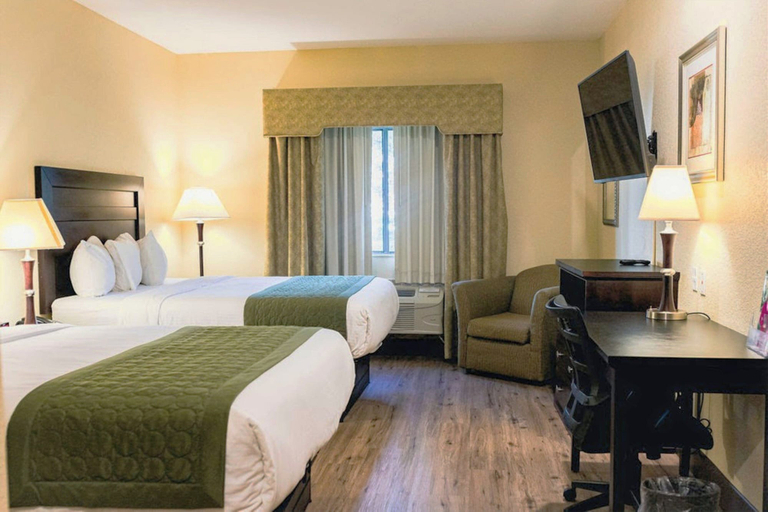 Bedroom 4, Grander Inn & Suites by IHG, Smith