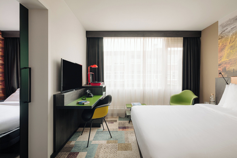 Bedroom 2, Leonardo Hotel Rotterdam Savoy, Rotterdam