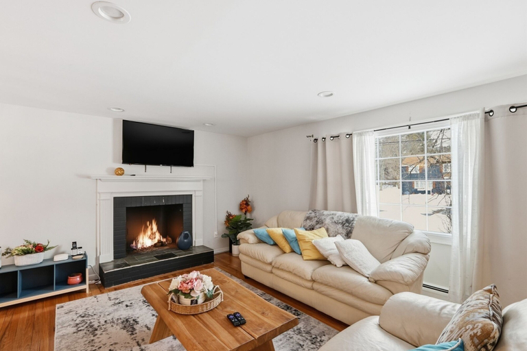 Living area 3, Comfortable Bloomfield 3br Retreat 3 Bedroom Home, Hartford
