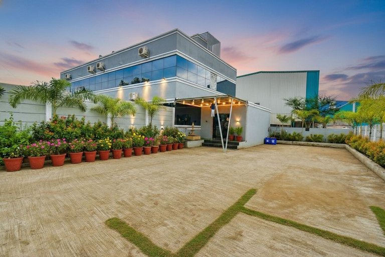 Exterior & Views