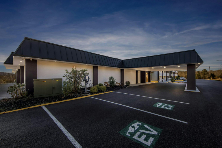 Exterior view 5, HomeTowne Studios by Red Roof Athens, TN, McMinn