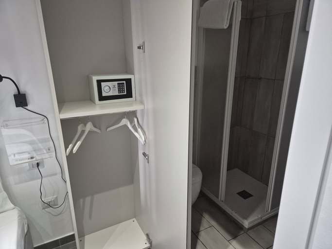 Bathroom 4, Hotel Santa Brigida, Napoli