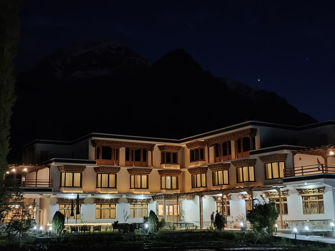 Exterior & Views