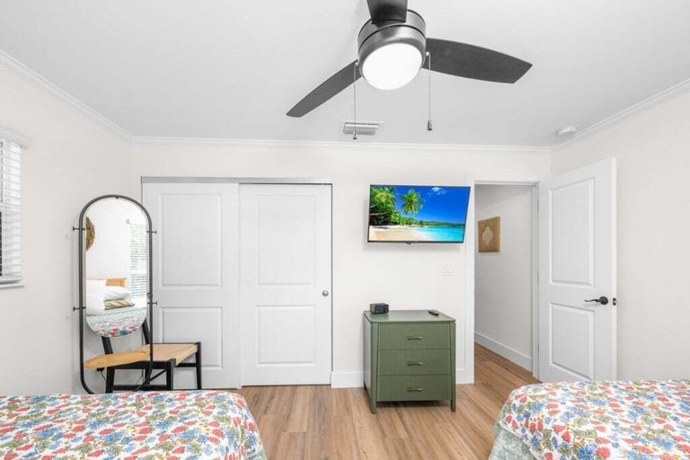 Room 5, Chic Island Haven - Seashells Unit #38 2 Bedroom Condo, Lee