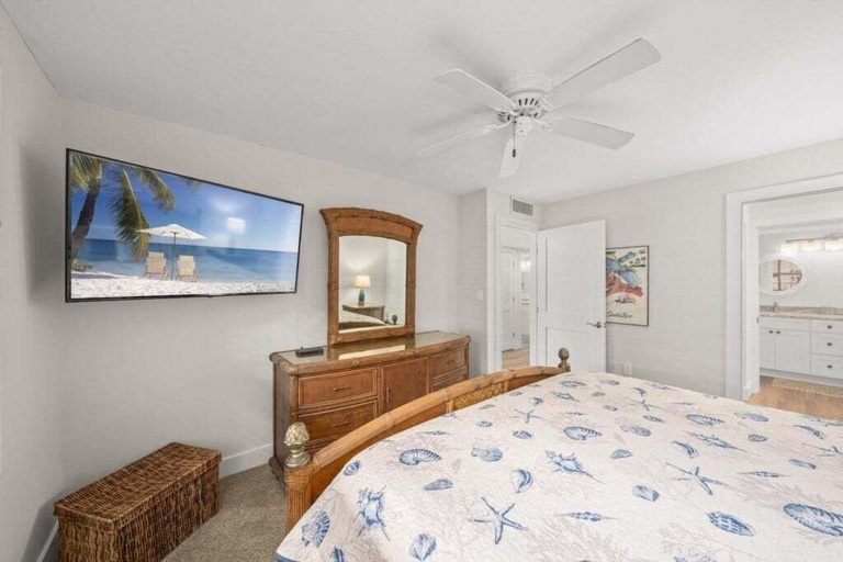 Room 4, Kings Crown Unit 212 2 Bedroom Condo, Lee