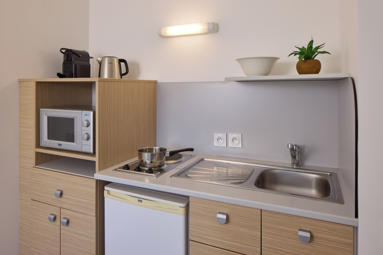 Private kitchen, Quality Aparthotel Orléans Sud Zenith, Loiret