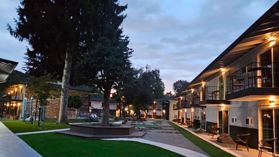 Exterior & Views