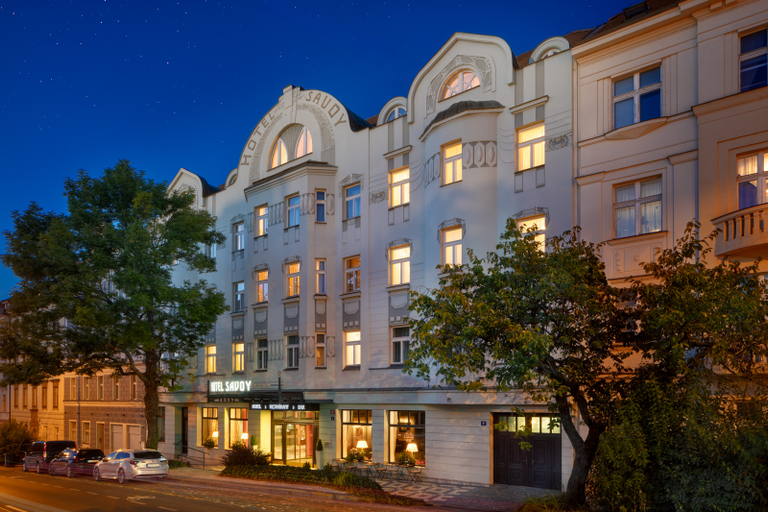 Exterior & Views