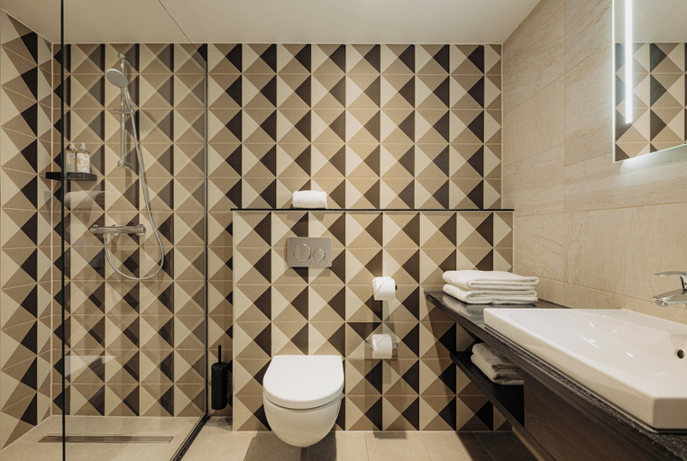 Bathroom 4, Leonardo Hotel Rotterdam Savoy, Rotterdam