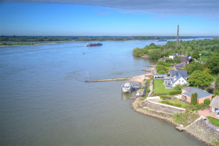 Room 3, 14p Riverfront Villa With Jacuzzi Dock Gameroom, Lingewaal