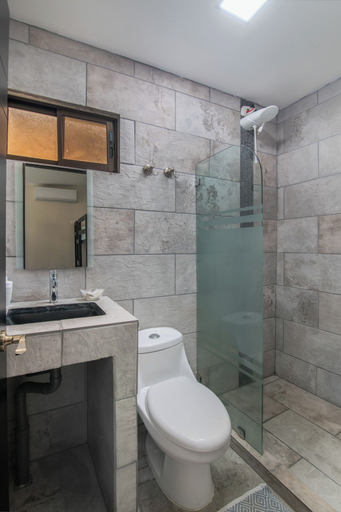 Bathroom 4, La Casa de Papi, Parrita