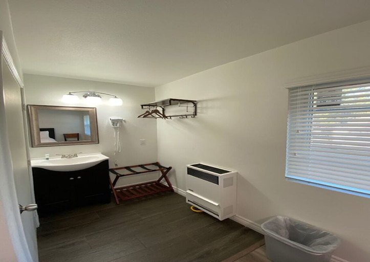 Bathroom 3, Country Lodge, San Bernardino
