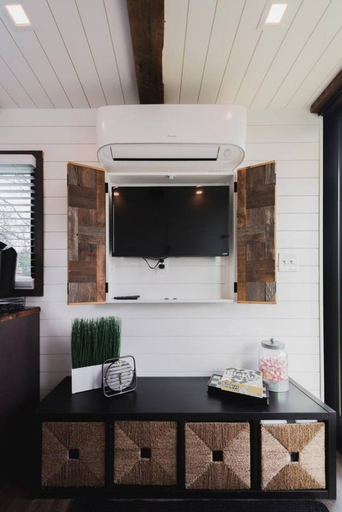 Room 2, The Classic Tiny Cargohome 12 min to Magnolia Silos Baylor, McLennan