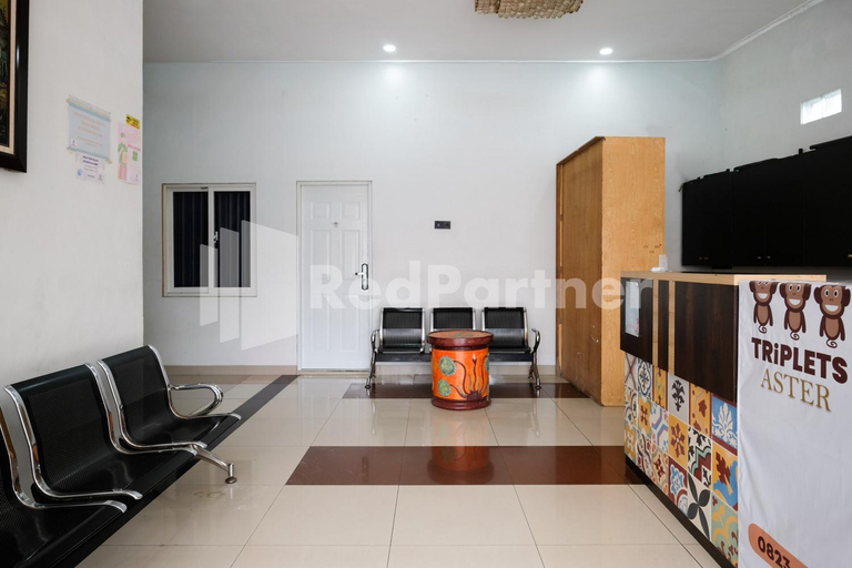 Public Area 3, Aster Triplets Guest House JCM Mitra RedDoorz, Sleman