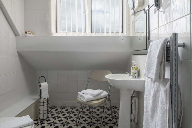 Bathroom 5, Rosaire Guest House, Conwy