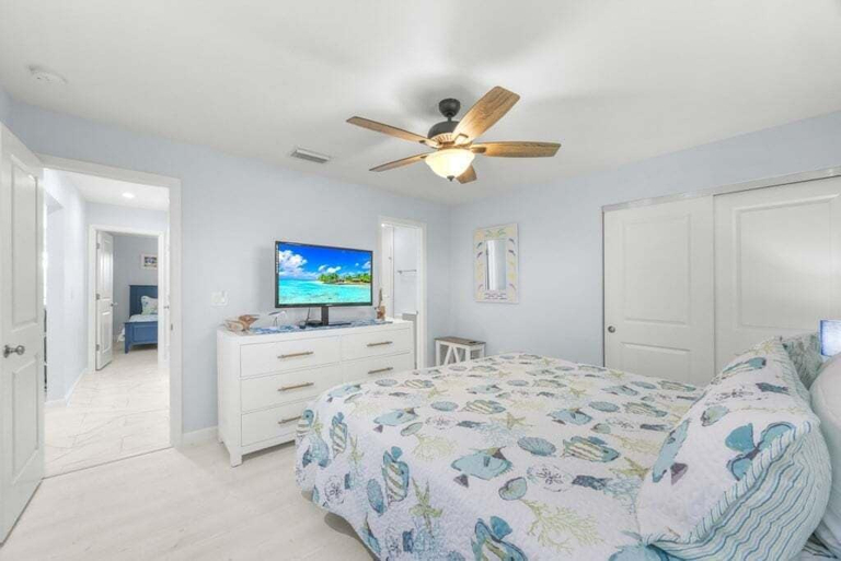 Room 5, Seashells Unit 44 2 Bedroom Condo, Lee