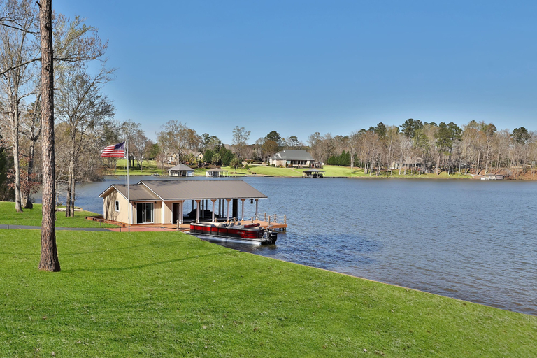 Room 2, Private 7BR Lakehouse Estate Pool Hottub 13 Beds, Bibb