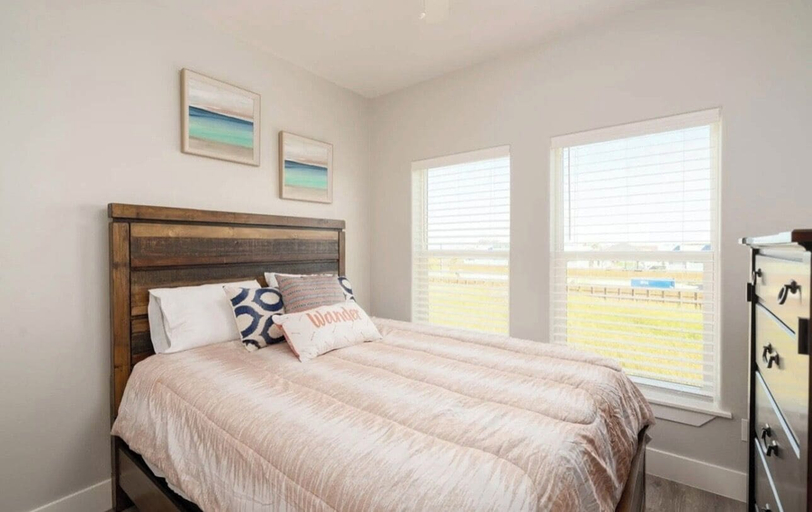 Room 2, 3201 S. 11th St - New Wave Rentals, Nueces