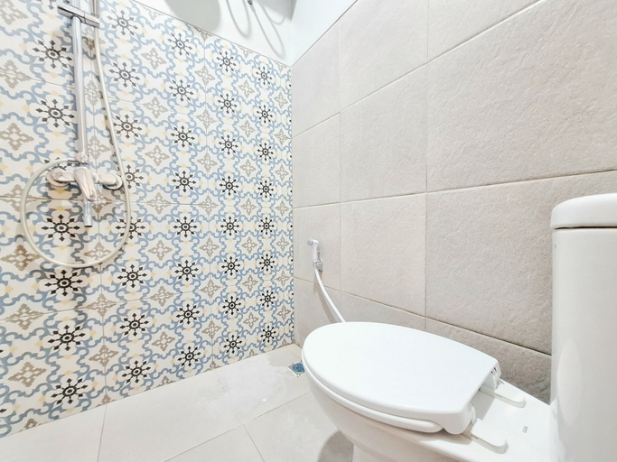 Bathroom 5, Alpha Room Syariah @ Mantrijeron RedPartner, Yogyakarta