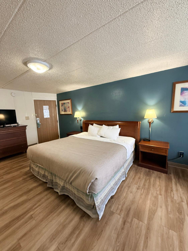 Bedroom 3, SureStay Plus by Best Western Black River Falls, Jackson