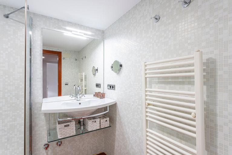 Bathroom 4, Genteel Home Plaza Nueva II, Sevilla