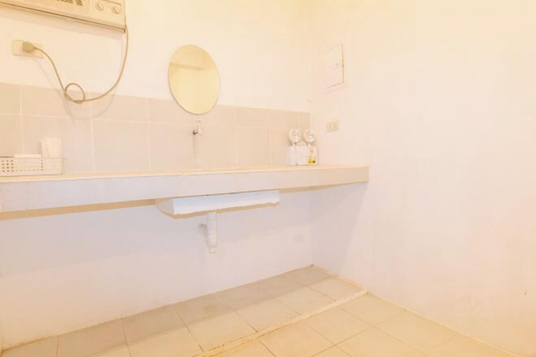 Bathroom 3, RedDoorz @ The Central Inn Boracay Island, Malay