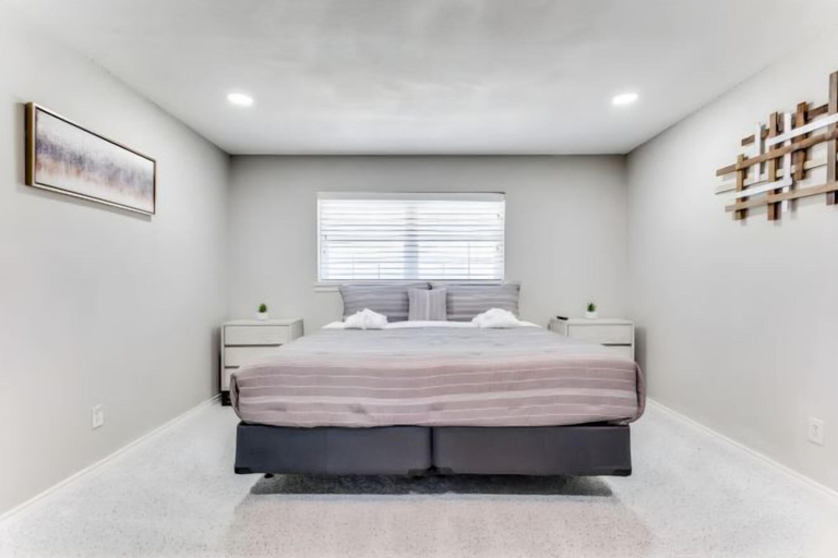 Room 4, Reston NEW Bright, Airy Home w/ In Ground Pool & Grill, Dallas