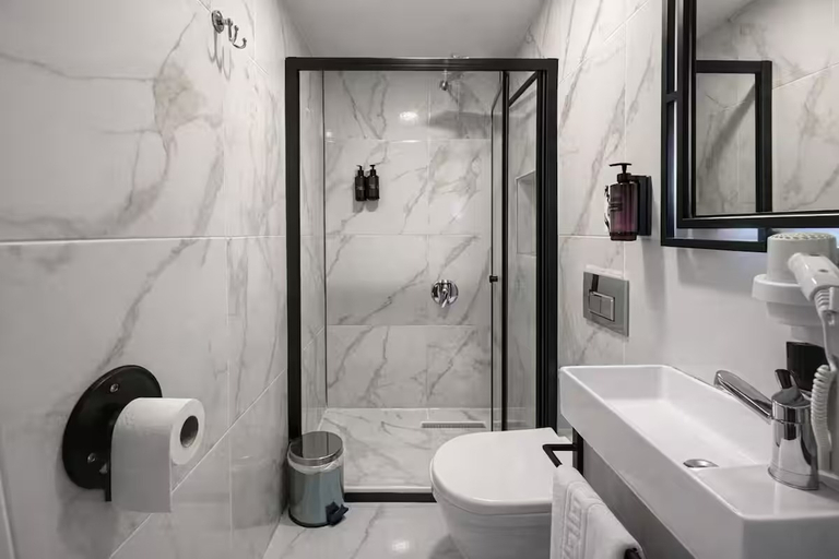 Bathroom 5, D Twins Airport Hotel, Arnavutkoy