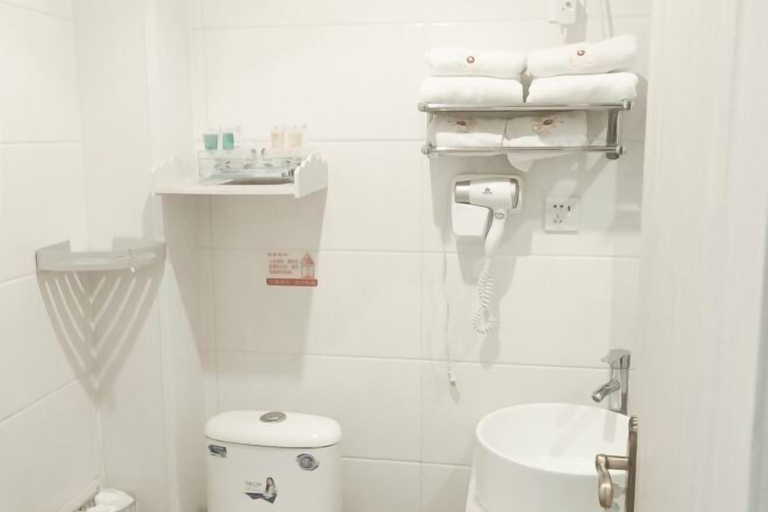 Bathroom 3, Wulate Hotel, Baynnur