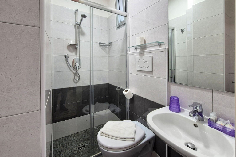 Bathroom 4, Hotel Bridge, Rimini