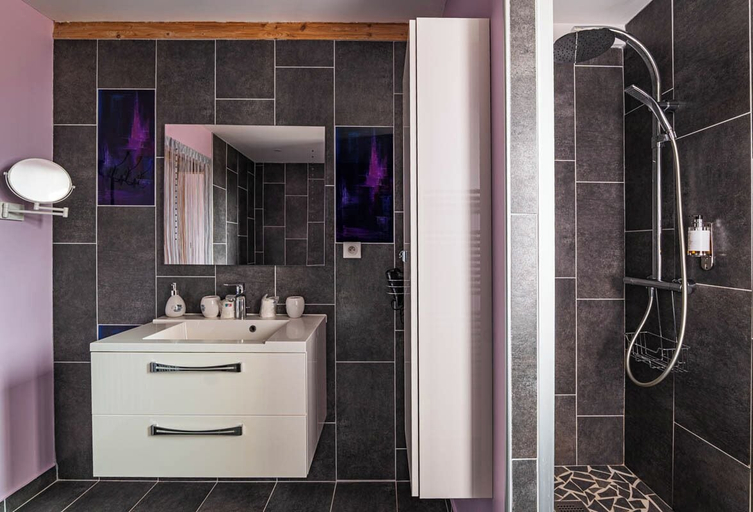 Bathroom 5, Ome Sweet Home, Aube