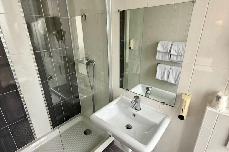 Bathroom 5, Hotel Richmond Gare du Nord, Paris